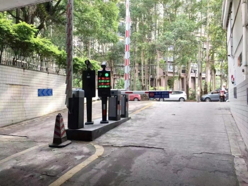 佛山市康麗花苑小區(qū)，3進(jìn)3出，無線云車牌識(shí)別系統(tǒng)