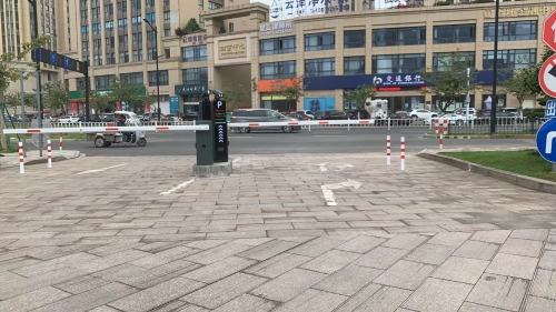 臺(tái)州市玉環(huán)大劇院，2進(jìn)2出無線云車牌識(shí)別停車場(chǎng)管理收費(fèi)系統(tǒng)