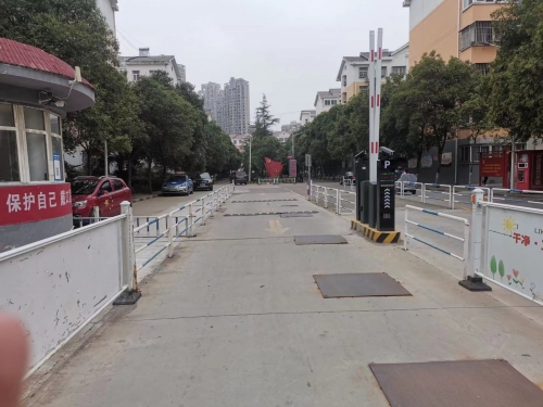 河南省洛陽市洛龍區(qū)龍祥小區(qū)，二進(jìn)二出銳臻型車牌識(shí)別停車場(chǎng)管理系統(tǒng)。