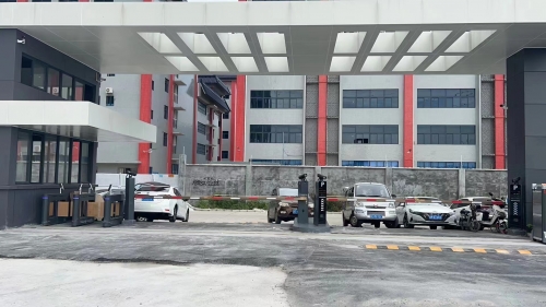 廣東省中山市樂邦智能科技有限公司，2進(jìn)2出車牌識(shí)別+人臉識(shí)別小擺閘系統(tǒng)！